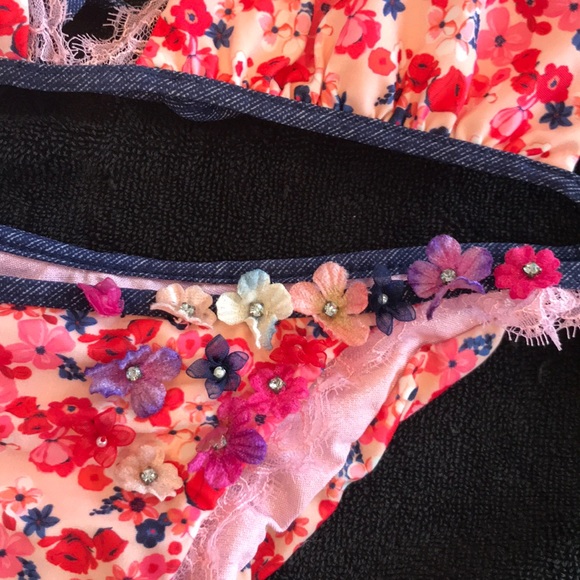 Beach Bunny Lay Your Love On Me - Picture 3 of 5